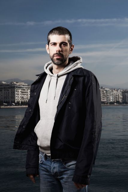 Για ένα αγόρι, την πείνα και ένα καναρίνι μιλά στο in.gr ο Έκτορας Λυγίζος